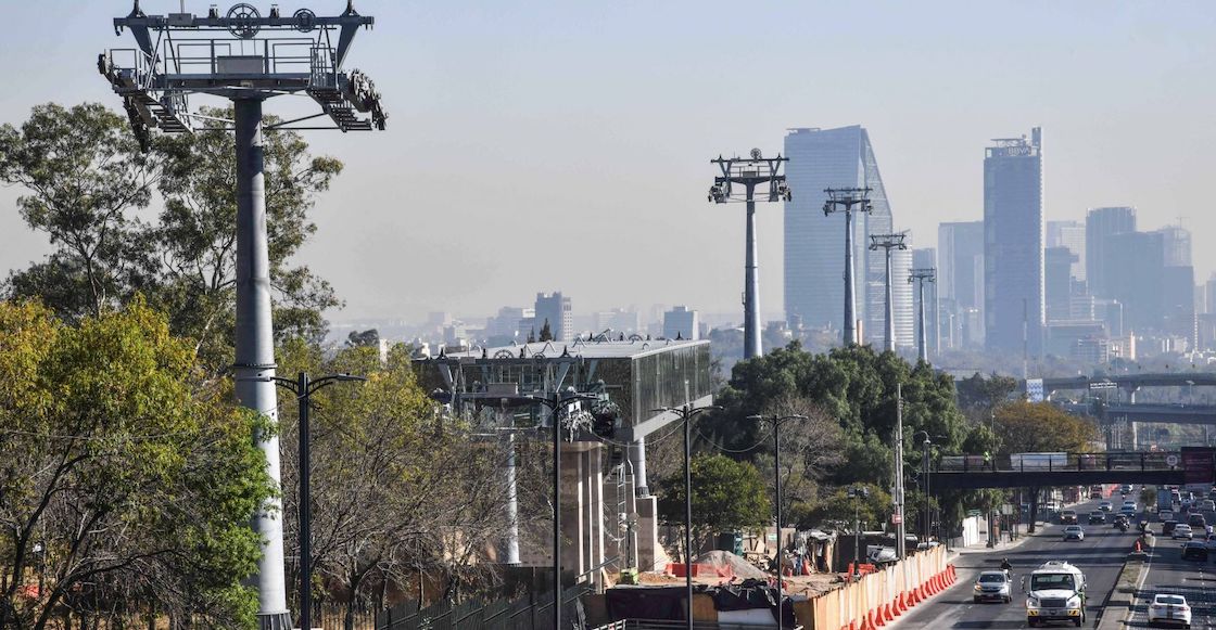 Carril reversible en Constituyentes por obras en el Cablebús.