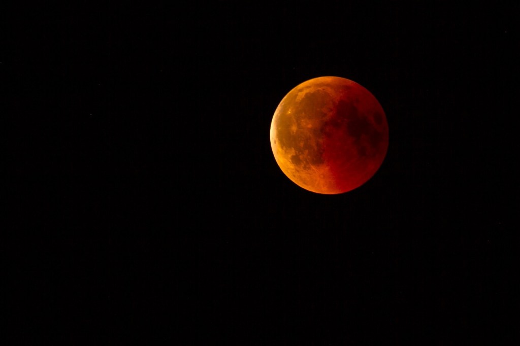 Fecha y hora para ver la superluna y el último eclipse lunar de 2024 en