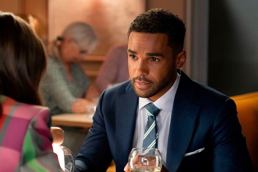 Lucien Laviscount como Alfie en 'Emily in Paris'