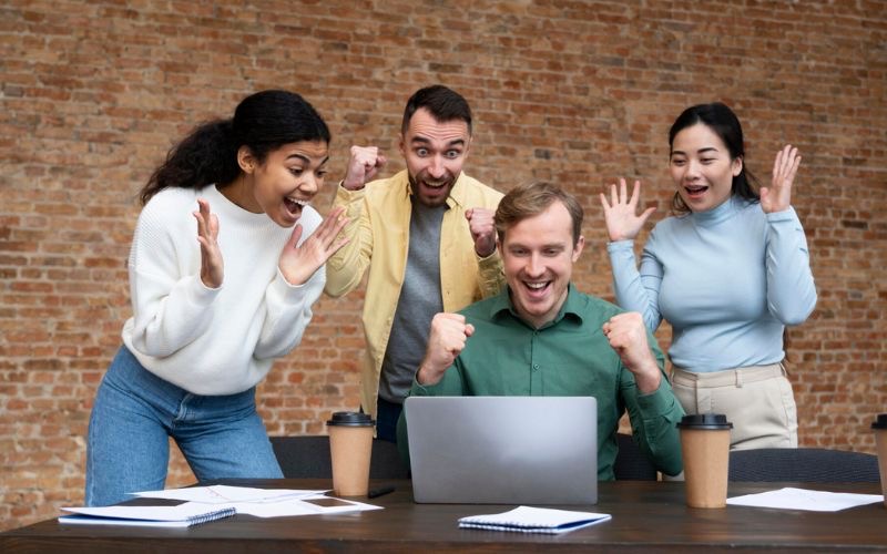 equipo de trabajo festejando