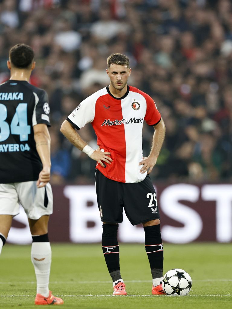 Santi Giménez en el partido contra Bayer Leverkusen