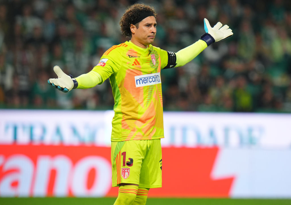 Guillermo Ochoa con el AVS 