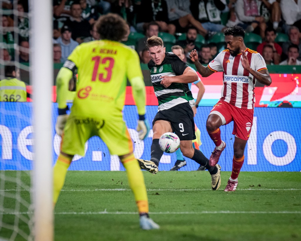 Guillermo Ochoa con el AVS