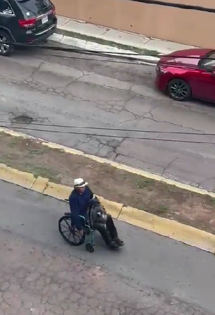 Hombre finge usar silla de ruedas para pedir limosna pero puede caminar y trae carro