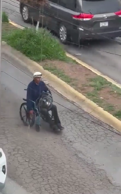 Hombre finge usar silla de ruedas para pedir limosna pero puede caminar y trae carro