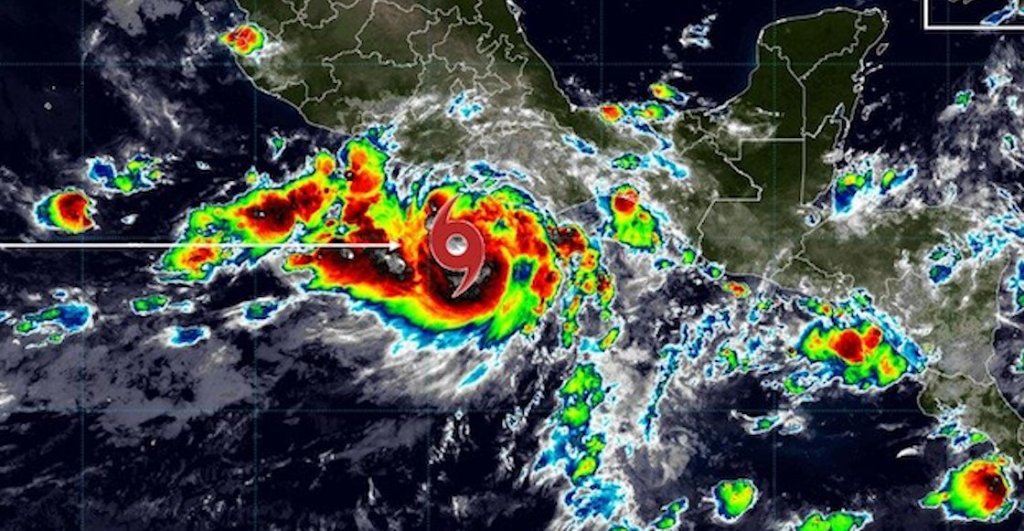 Huracán John frente a las costas de Oaxaca.