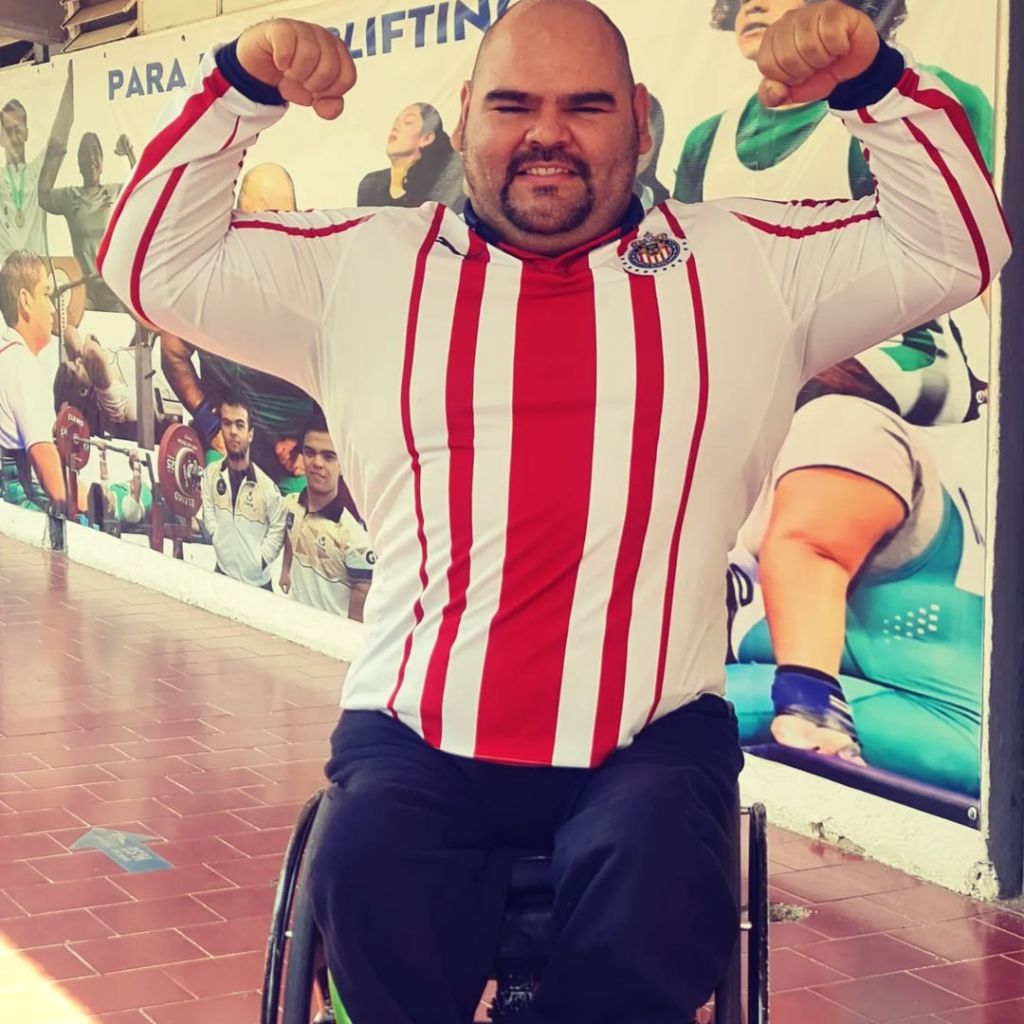 Jesús Castillo con la playera de Chivas