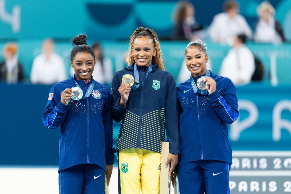 La gimnasta estadounidense junto a Rebeca Andrade y su compatriota, Simone Biles