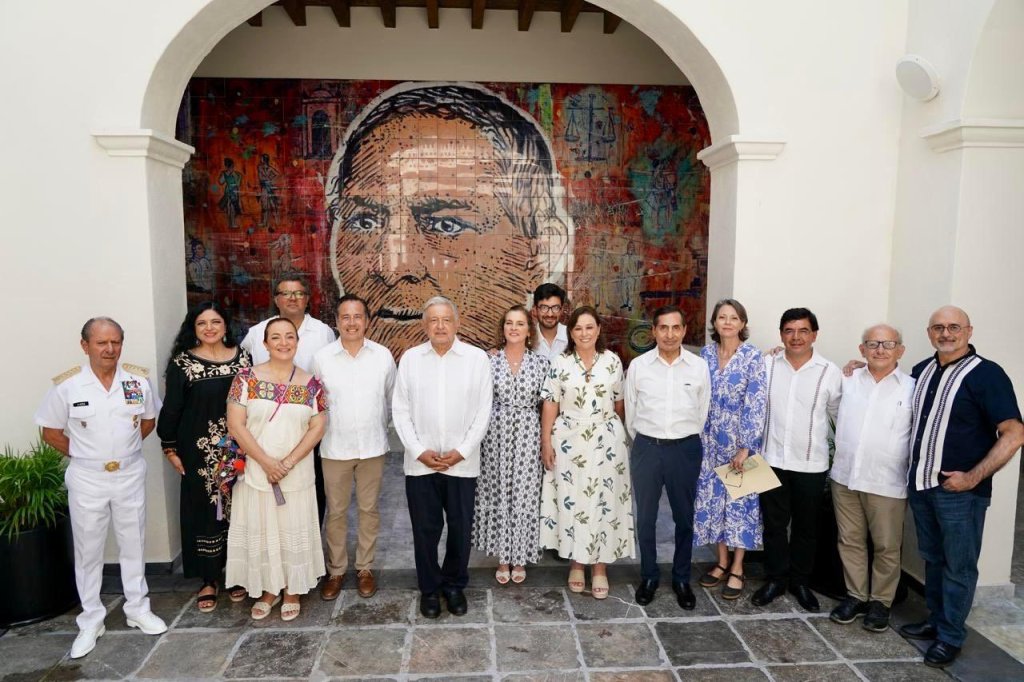 Ouch: Lanzan botellazo de agua a AMLO durante gira por Veracruz