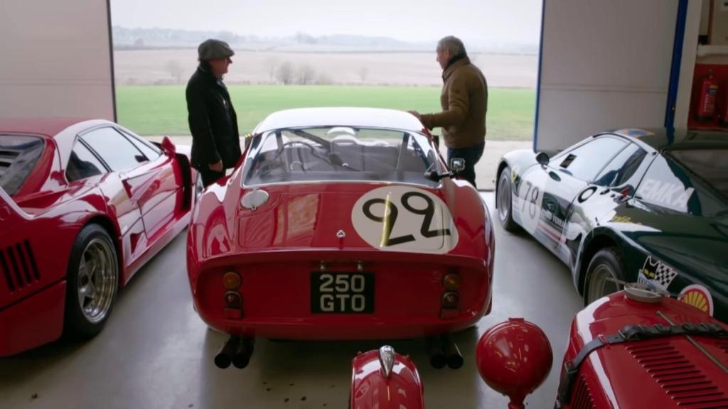 Nick Mason le muestra sus Ferraris a Brian Johnson, cantante de ACDC