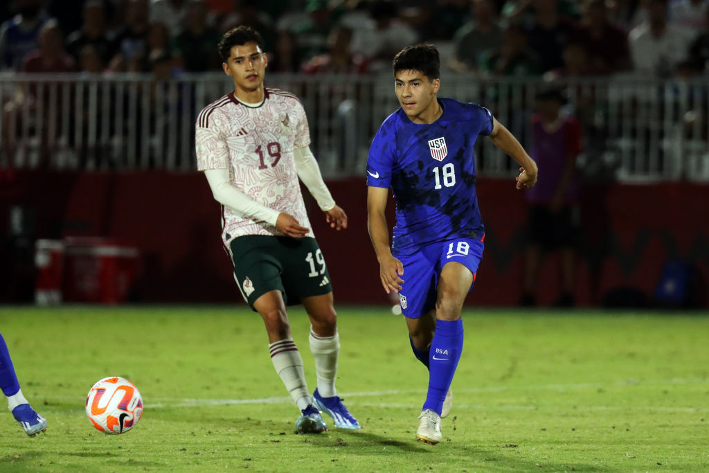 Obed Vargas jugando para Estados Unidos, ante México 