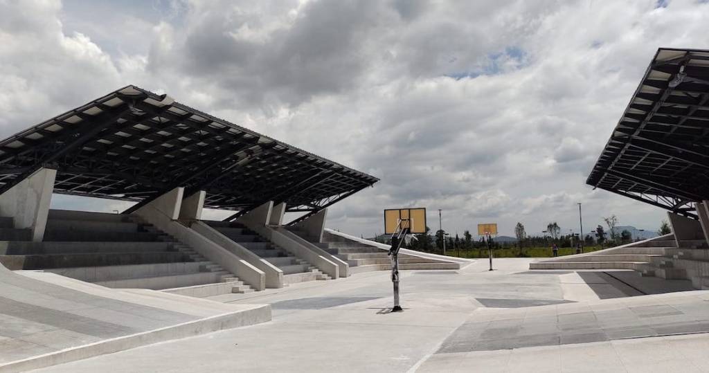 Cancha de básquetbol que aún no está acabada.