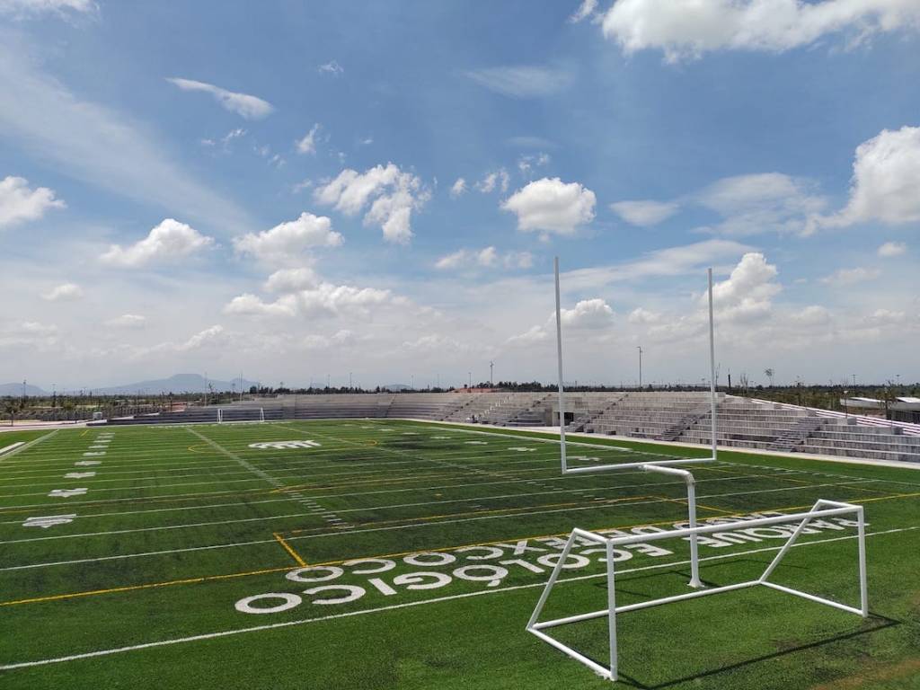 Cancha de fútbol americano dentro del parque.