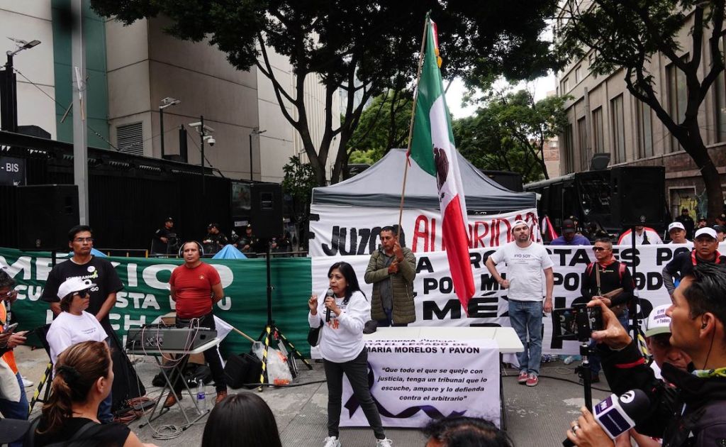 Protestas por la reforma judicial afuera del Senado.