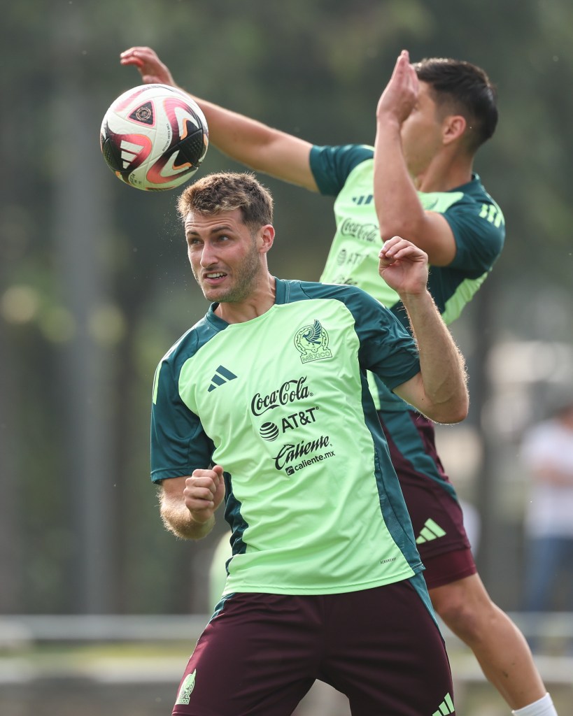 Santiago Giménez entrenando con la Selección Mexicana