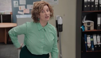 Checa a la versión femenina de Michael Scott en el tráiler del remake australiano de 'The Office'