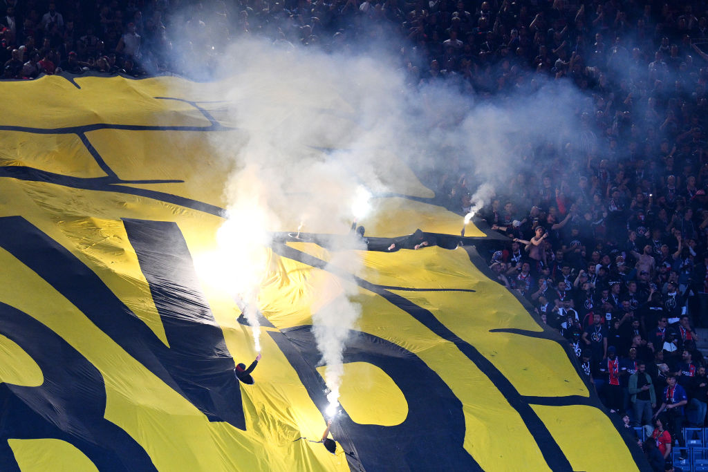 Así quemaron el escudo del Borussia Dortmund en la casa del PSG