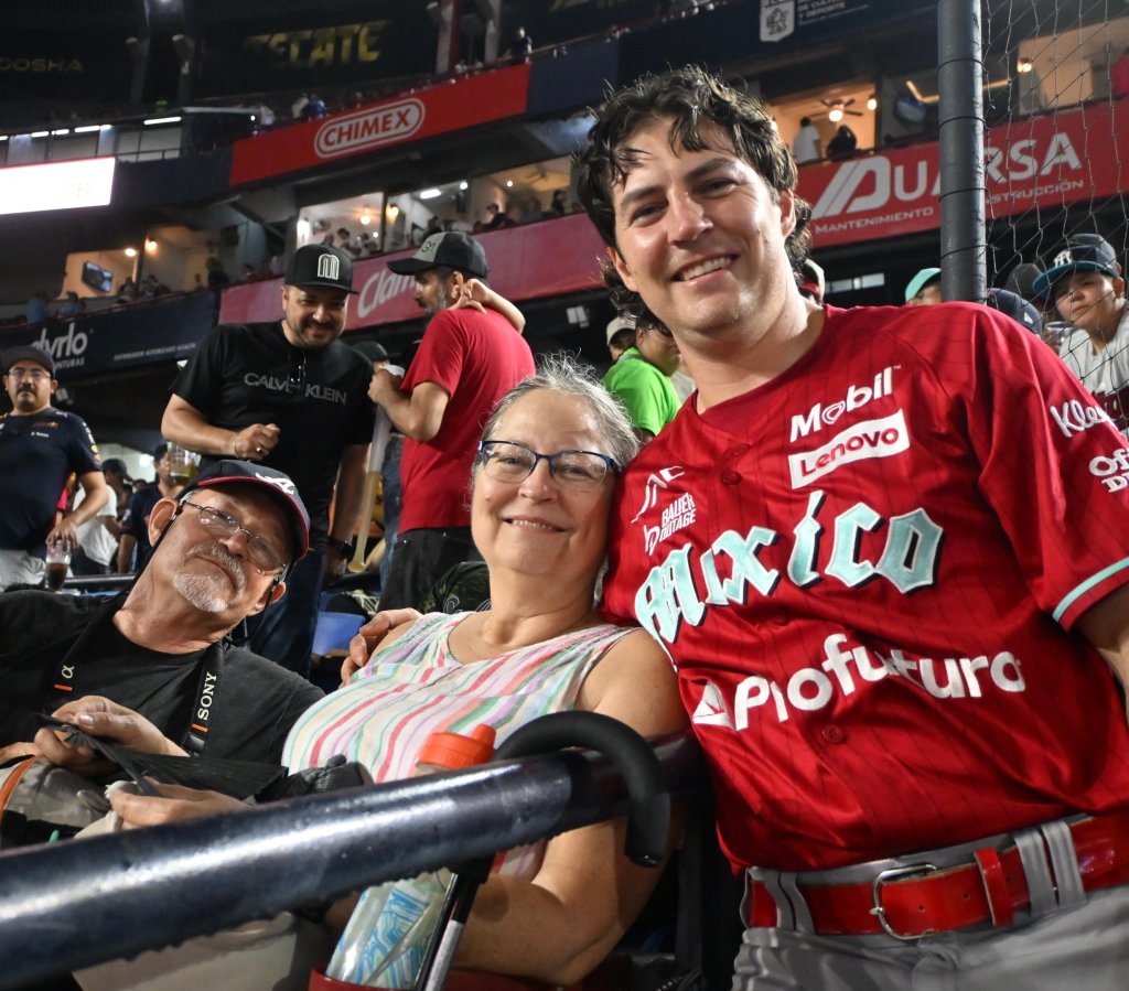 Trevor Bauer junto a sus padres