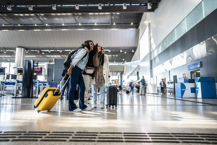 Aeropuerto prohibe abrazos de 3 minutos a viajeros en Nueva Zelanda