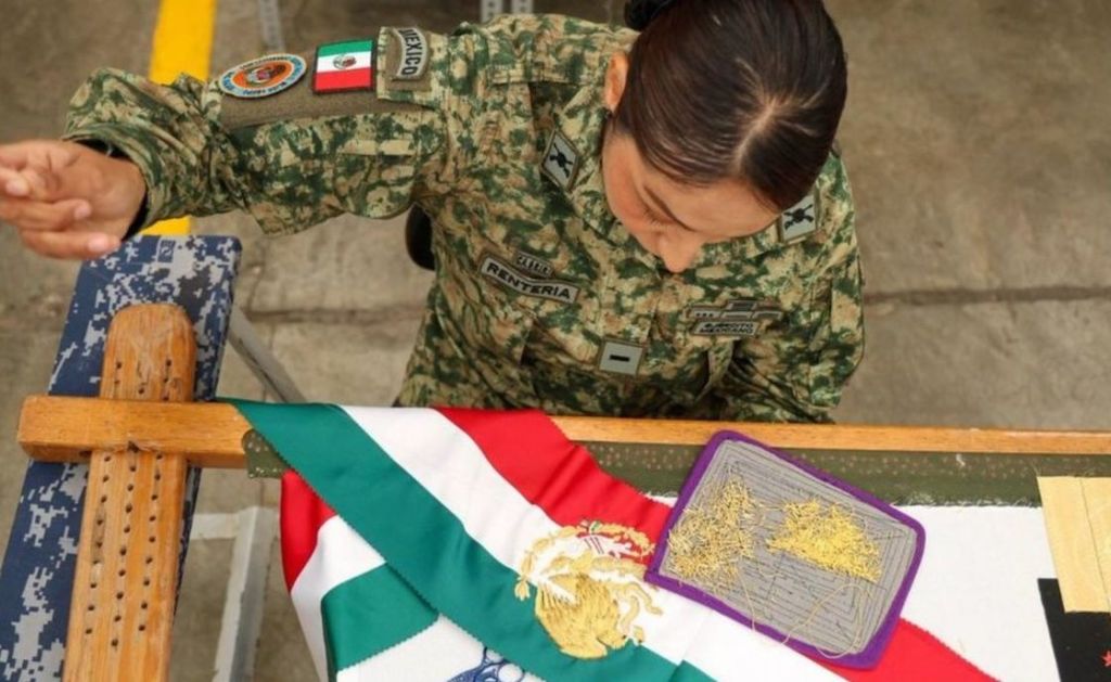 Dando los últimos detalles a la banda presidencial que usará Claudia Sheinbaum.