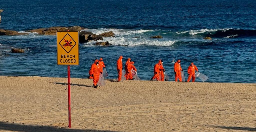 Cierran playas de Sídney por bolas negras.