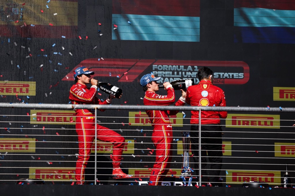 Carlos Sainz y Charles Leclerc en el podio del Gran Premio de Estados Unidos