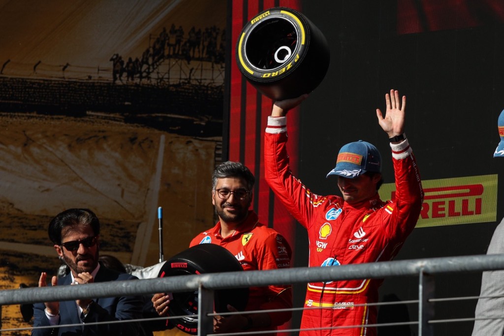 Carlos Sainz y su trofeo del Gran Premio de Estados Unidos