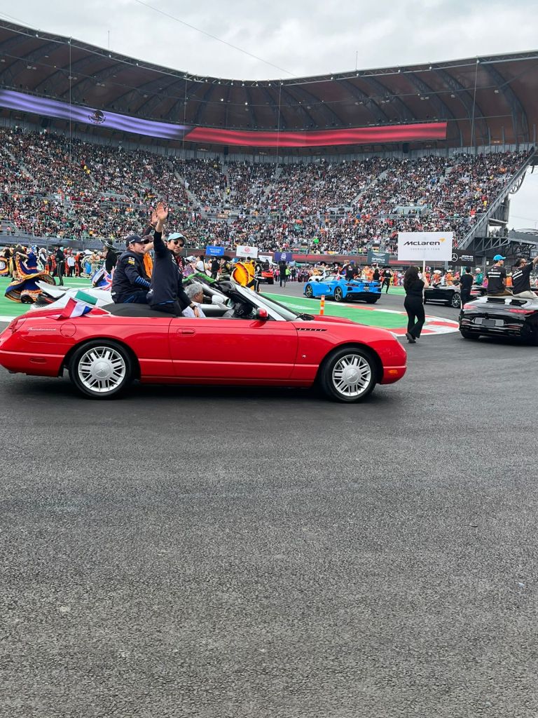 Checo Pérez durante el Drivers Parade del Gran Premio de México