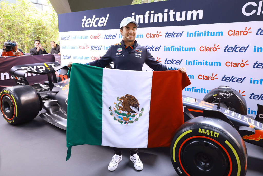 Checo Pérez con la bandera de México