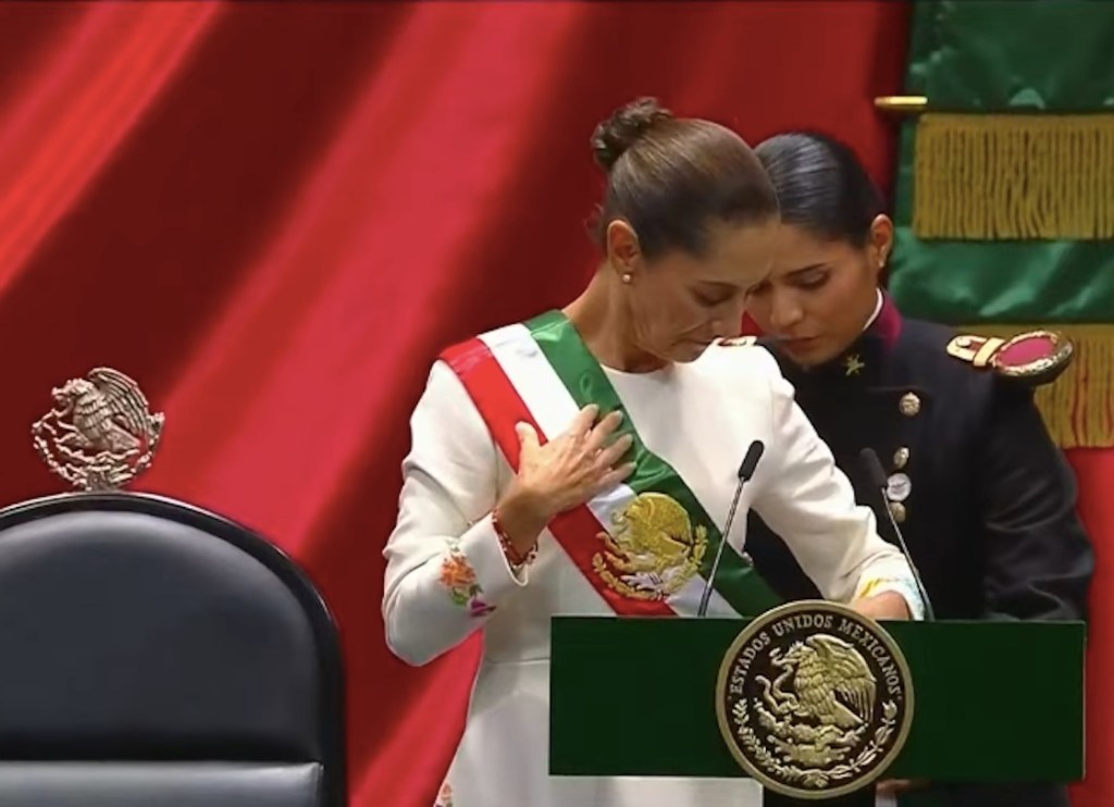 Claudia Sheinbaum con la banda presidencial.