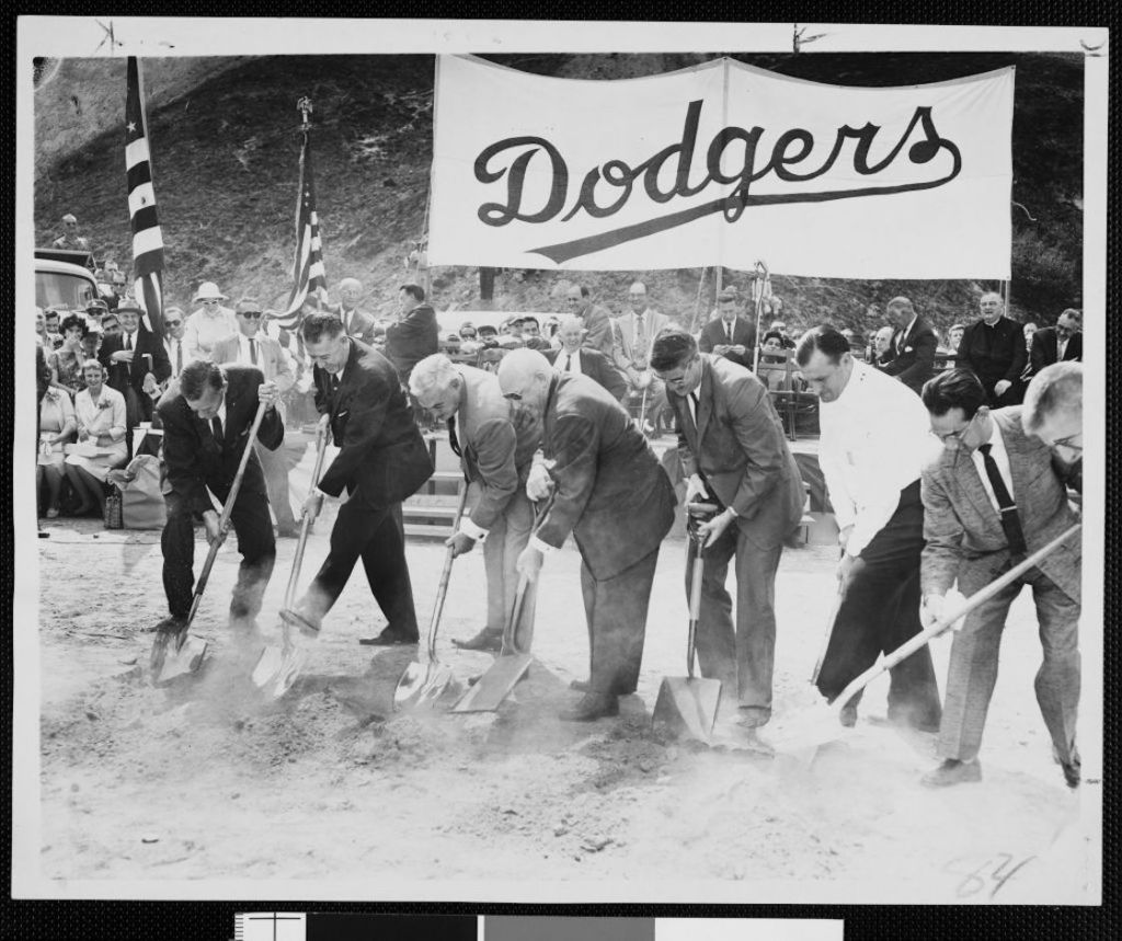 Construcción del Dodger Stadium.