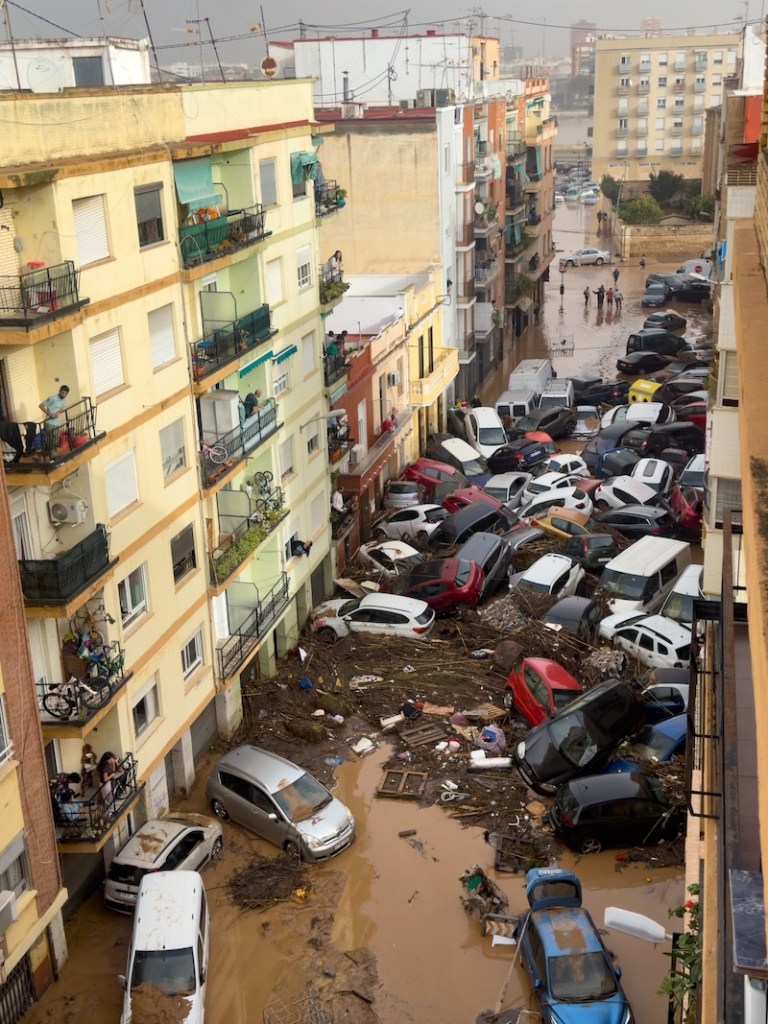 "Asesinos": Lanzan lodo al rey Felipe VI y al presidente español Pedro Sánchez en Valencia