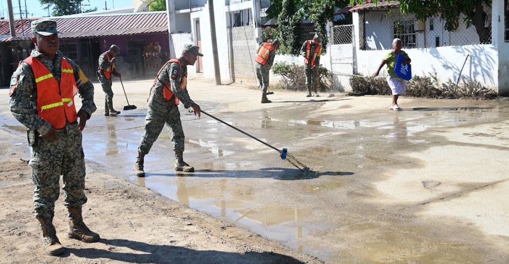 Miembros del Ejército en labores de apoyo por huracán John