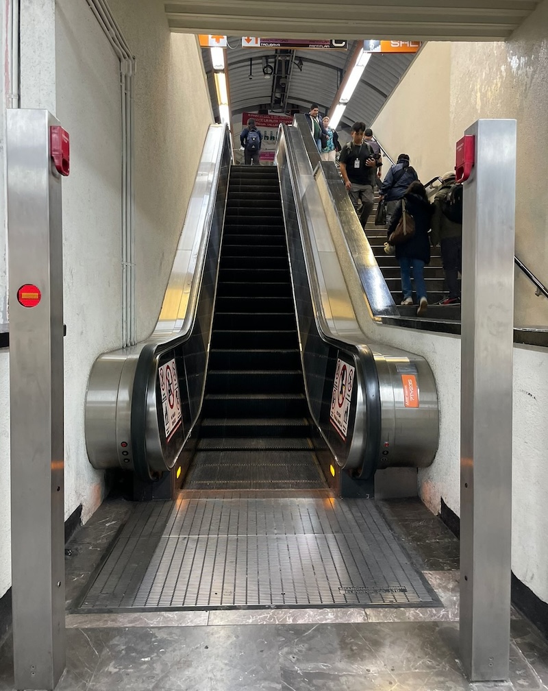 Siguen sin servir las escaleras eléctricas de la Línea 7 del Metro CDMX: De Barranca a Camarones