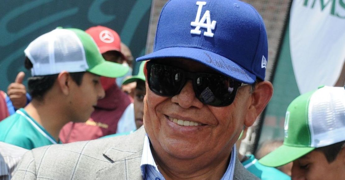 Reaparece Fernando Valenzuela tras ser hospitalizado: “Todo bien”