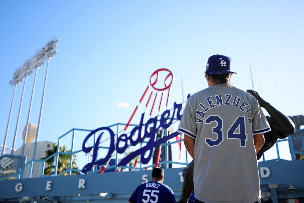 El homenaje de Dodgers a Fernando Valenzuela en el Juego 1 de la Serie Mundial 2024