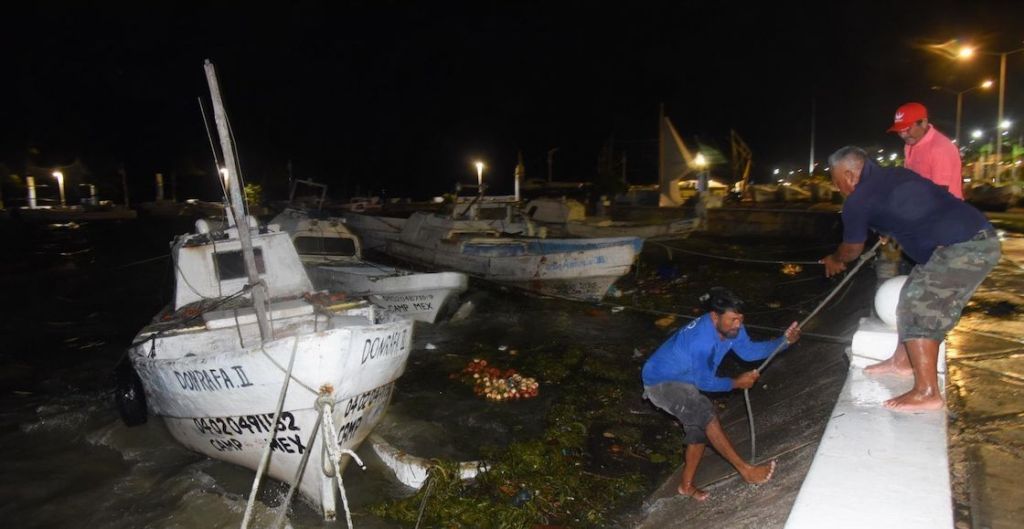 Pescadores en Campeche preparándose para el huracán Milton / 