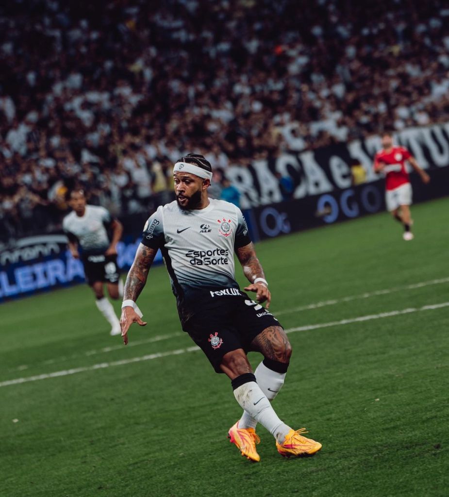 Memphis Depay durante un juego con el Corinthians