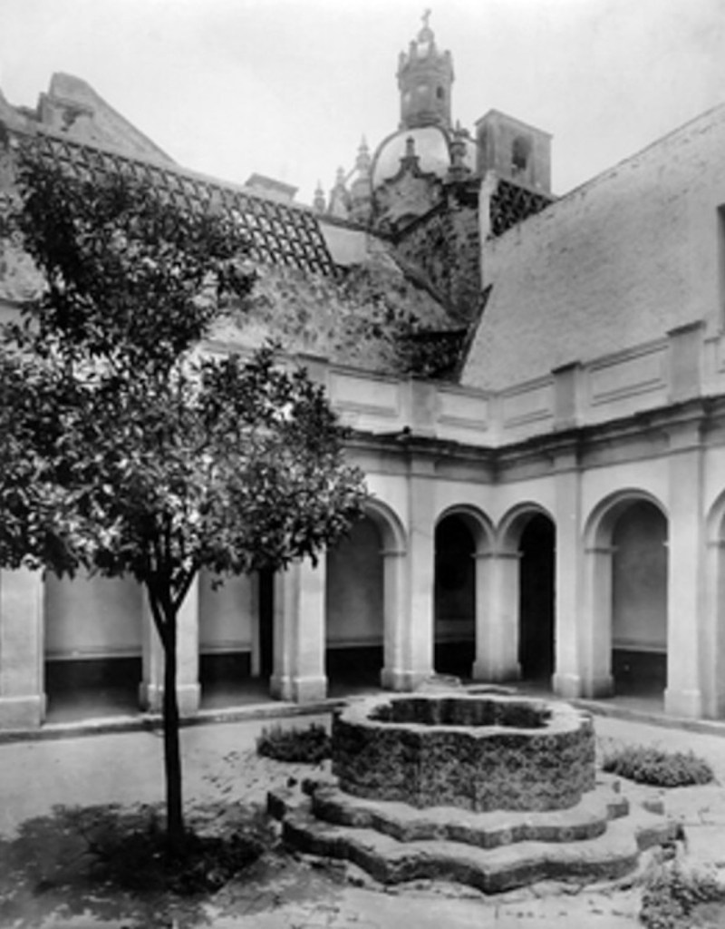 Patio en el ex Convento de San Ángel, Ciudad de México, ca. 1930.