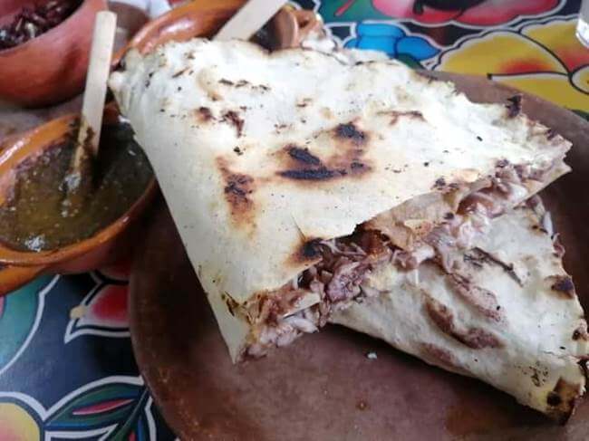 ¿Dónde comer tlayudas con mezcal artesanal en la CDMX?