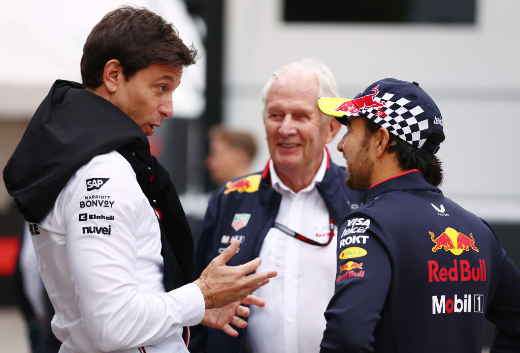 Toto Wolff con Helmut Marko y Checo Pérez