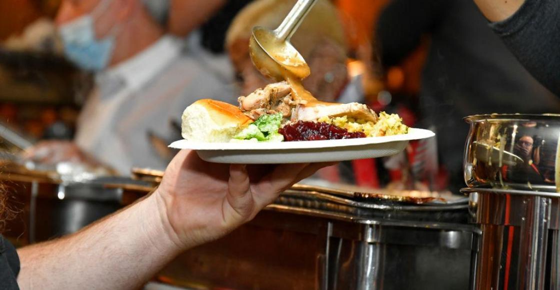 Persona disfrutando de la cena de Thanksgiving en el Laugh Factory durante su 41ª cena anual gratuita en West Hollywood, California.