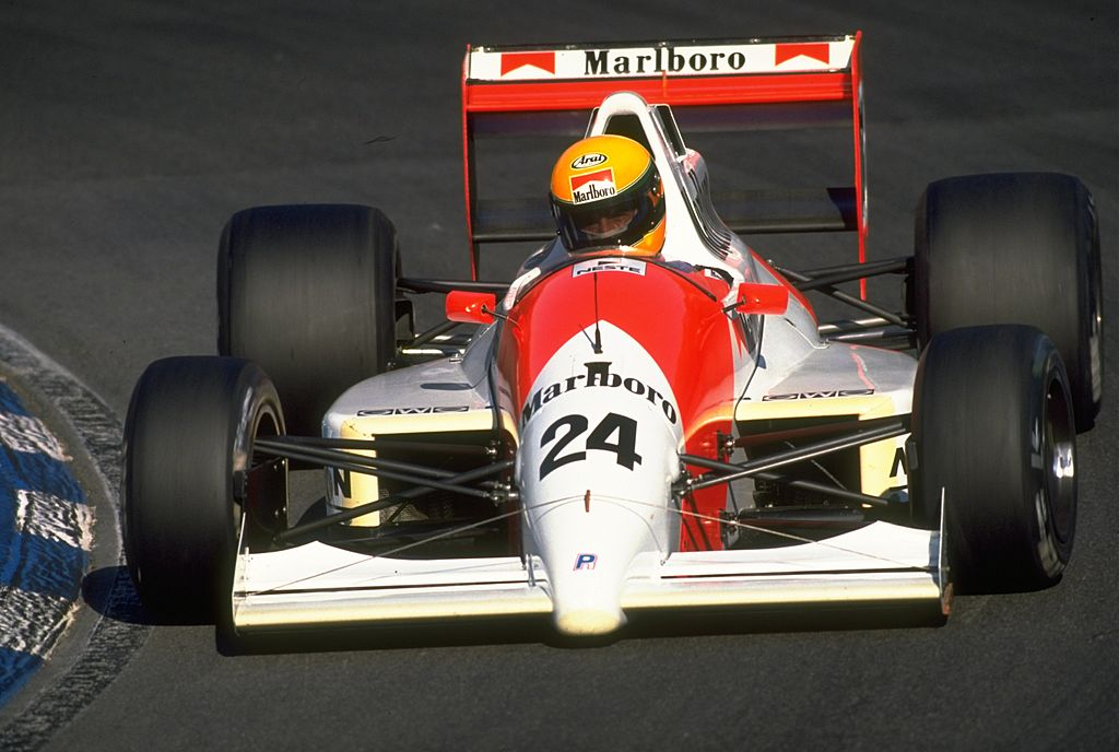 Eddie Irvine en Fórmula 3000 con el diseño del casco de Senna