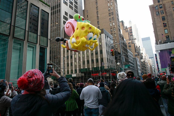 Globo de Bob Esponja flotando en el Desfile de Thanksgiving de Macy's en Nueva York, 2021.