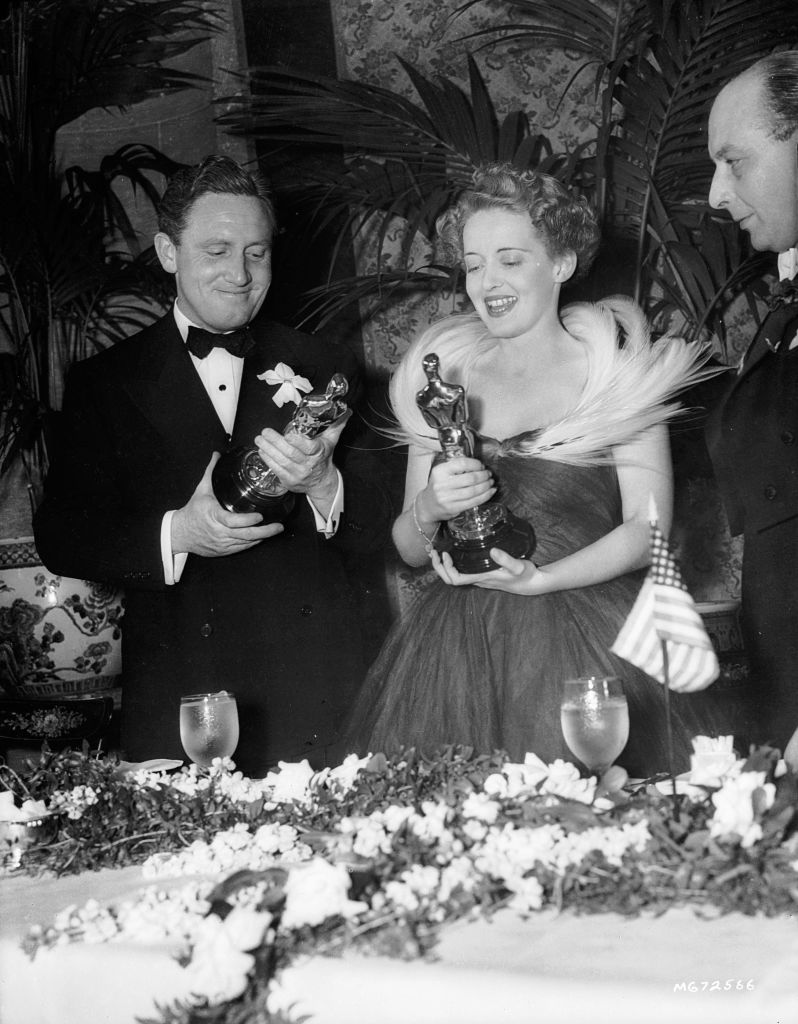 Bette Davis con su Oscar por la película 'Jezebel' 