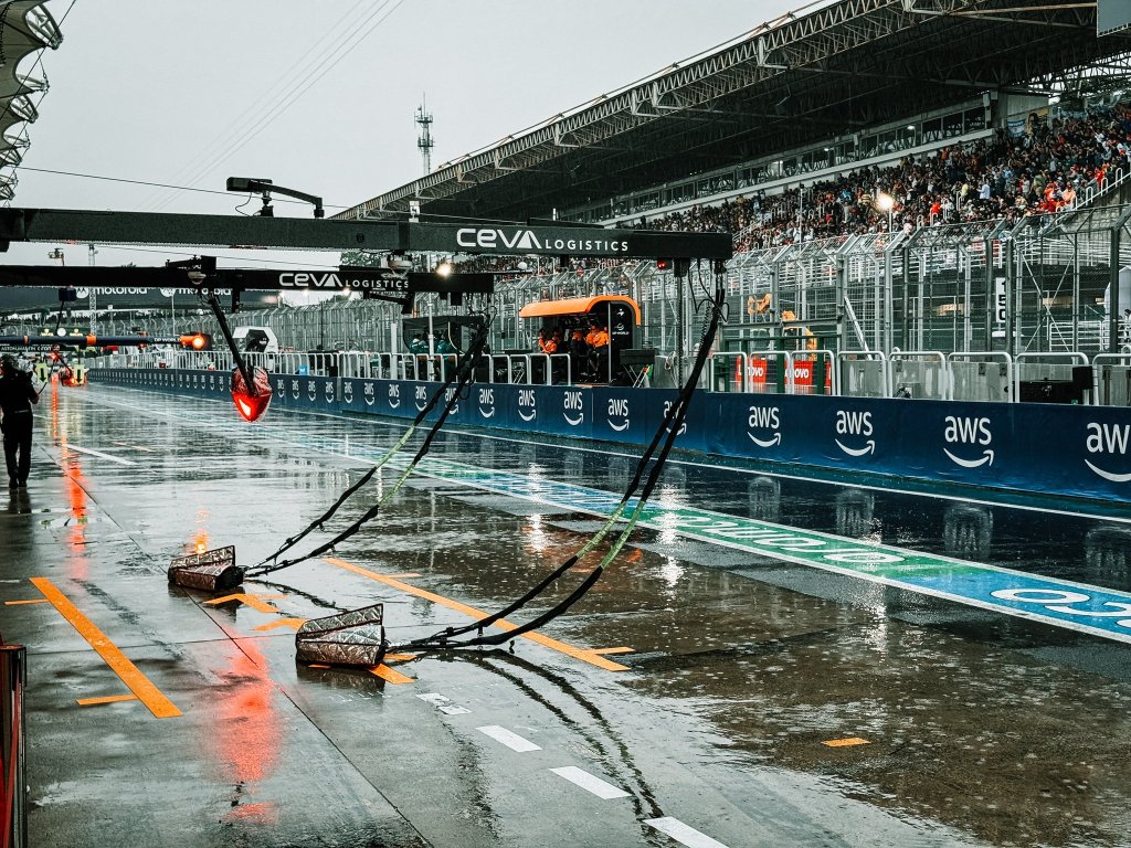 La lluvia inundó los pits del Gran Premio de Brasil