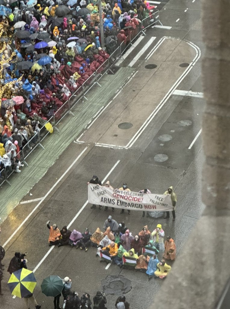 Lluvia y manifestaciones pro-palestina: Así estuvo el Desfile de Acción de Gracias en Nueva York