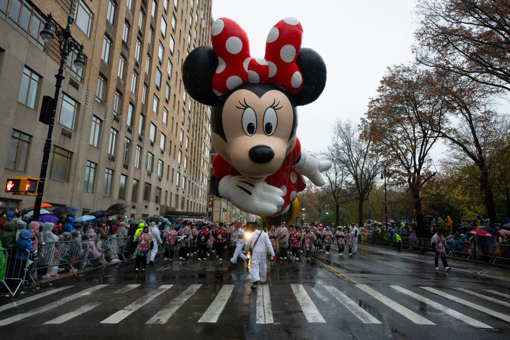 Lluvia y manifestaciones pro-palestina: Así estuvo el Desfile de Acción de Gracias en Nueva York