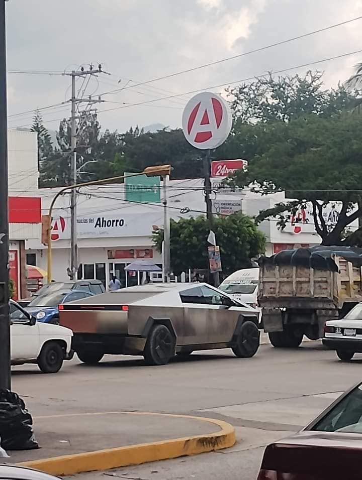 Diputada Citlali Téllez explica la Cybertruck en la que anda paseando