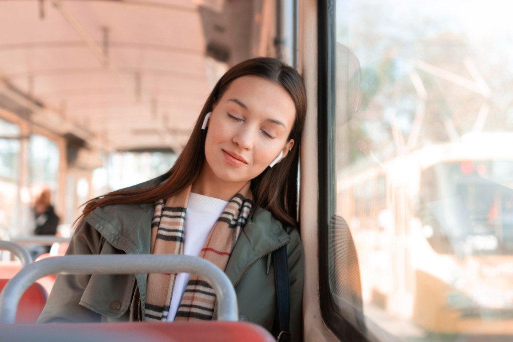 escuchando musica autobus